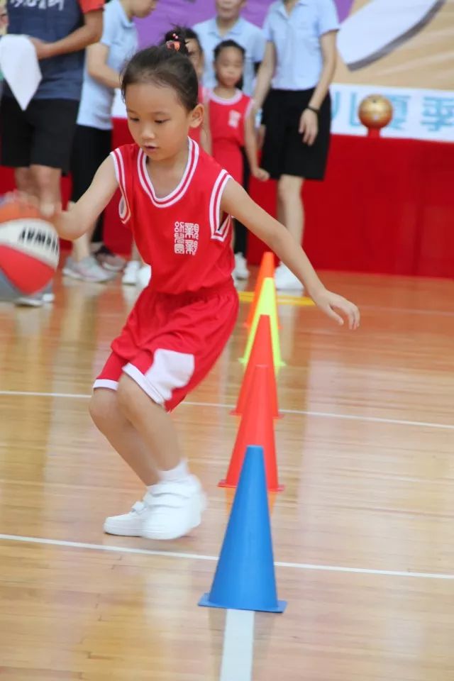 幼儿篮球赛罚球规则是什么_幼儿篮球罚球线是多长_篮球幼儿比赛规则