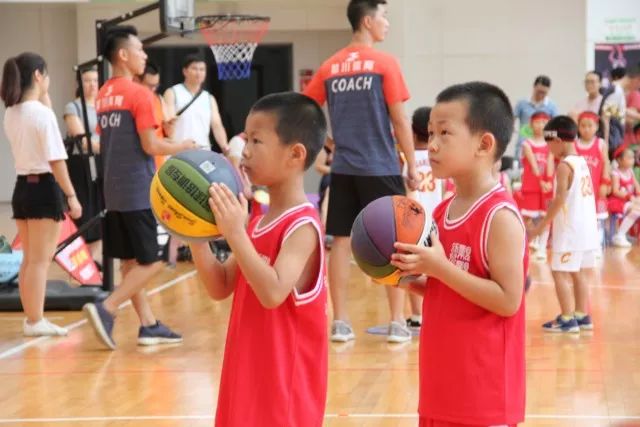 幼儿篮球罚球线是多长_幼儿篮球赛罚球规则是什么_篮球幼儿比赛规则