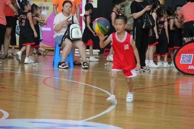 幼儿篮球罚球线是多长_幼儿篮球赛罚球规则是什么_篮球幼儿比赛规则