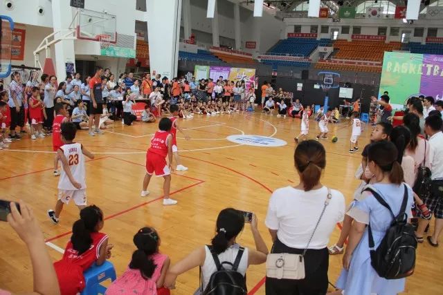 幼儿篮球赛罚球规则是什么_幼儿篮球罚球线是多长_篮球幼儿比赛规则