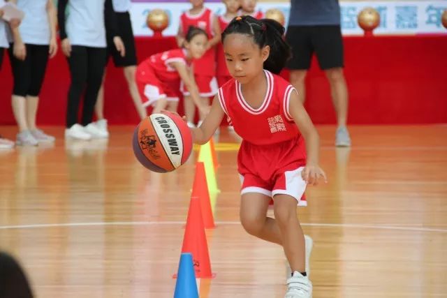 幼儿篮球罚球线是多长_篮球幼儿比赛规则_幼儿篮球赛罚球规则是什么