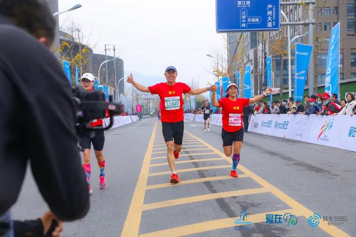 杭州情侣马拉松_马拉松杭州_杭州马拉松情侣跑有奖牌吗