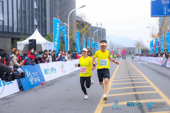 杭州马拉松情侣跑有奖牌吗_马拉松杭州_杭州情侣马拉松