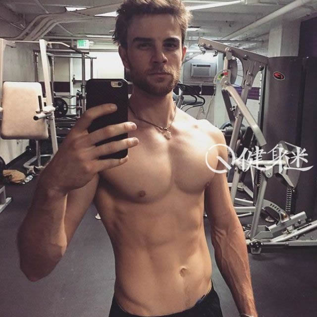 超级爱裸露的美国明星Nathaniel Buzolic图片