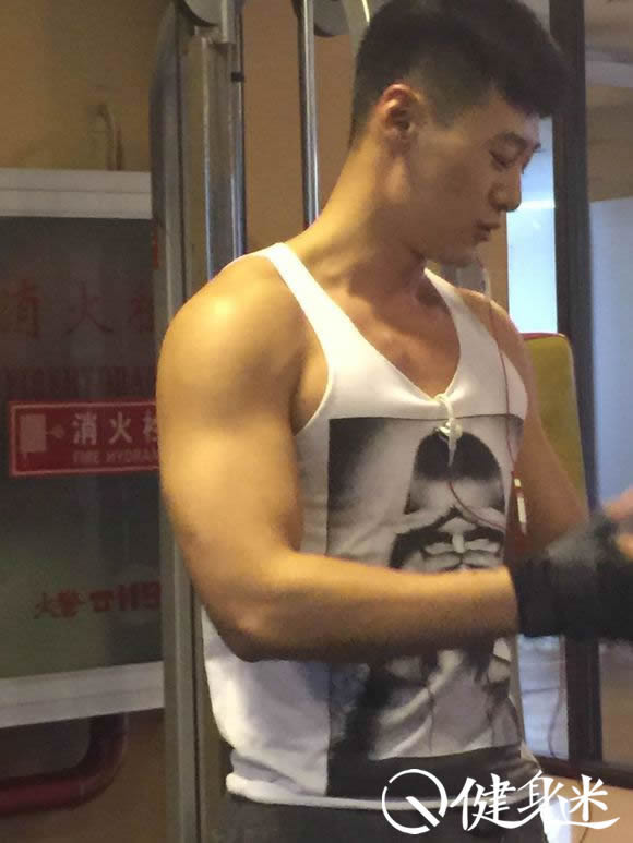 肌肉明星亓航半裸拍美食大片秀胸肌腹肌