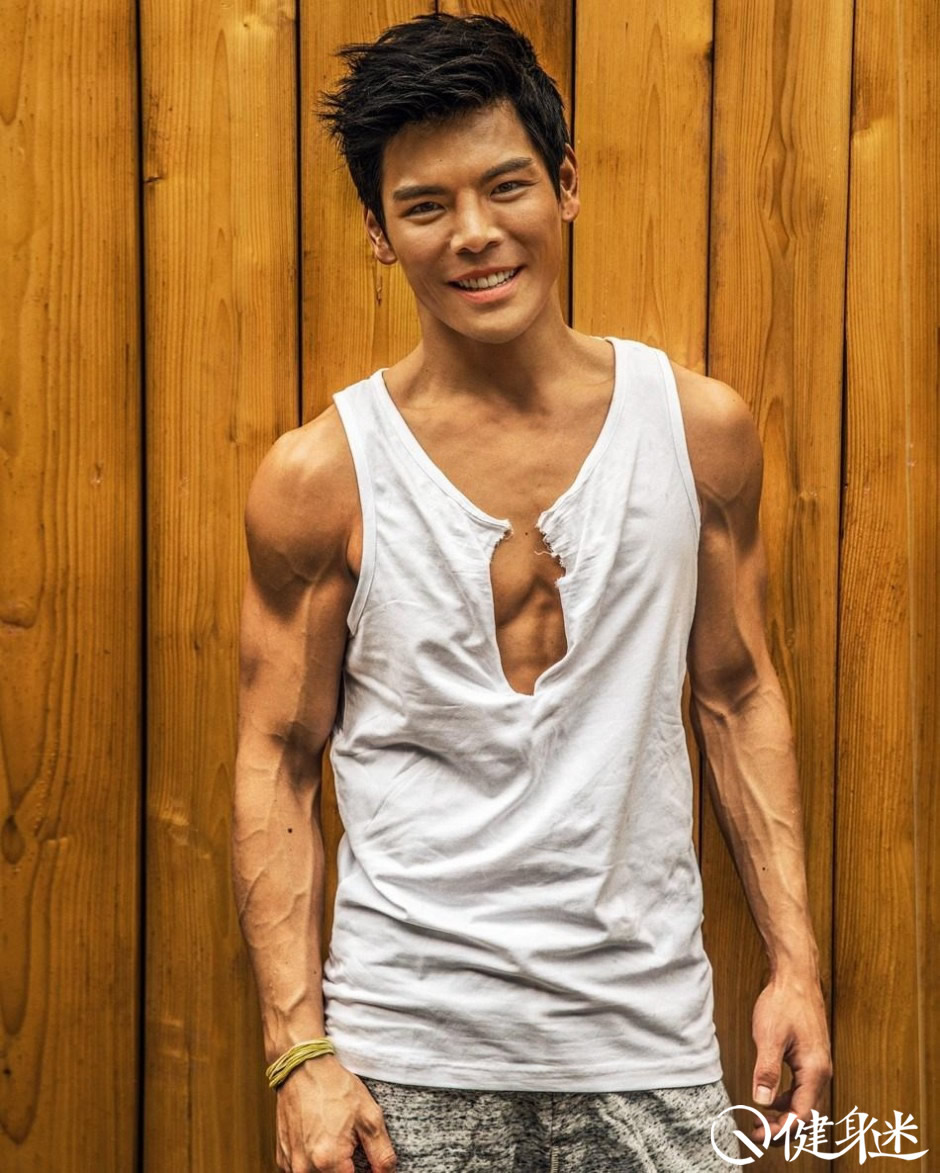 香港明星黑帮向华强儿子向佐肌肉半裸写真秀肌肉