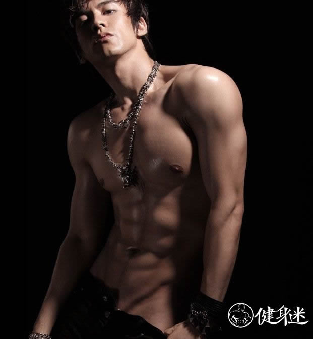 帅气肌肉男星张伦硕肌肉图片